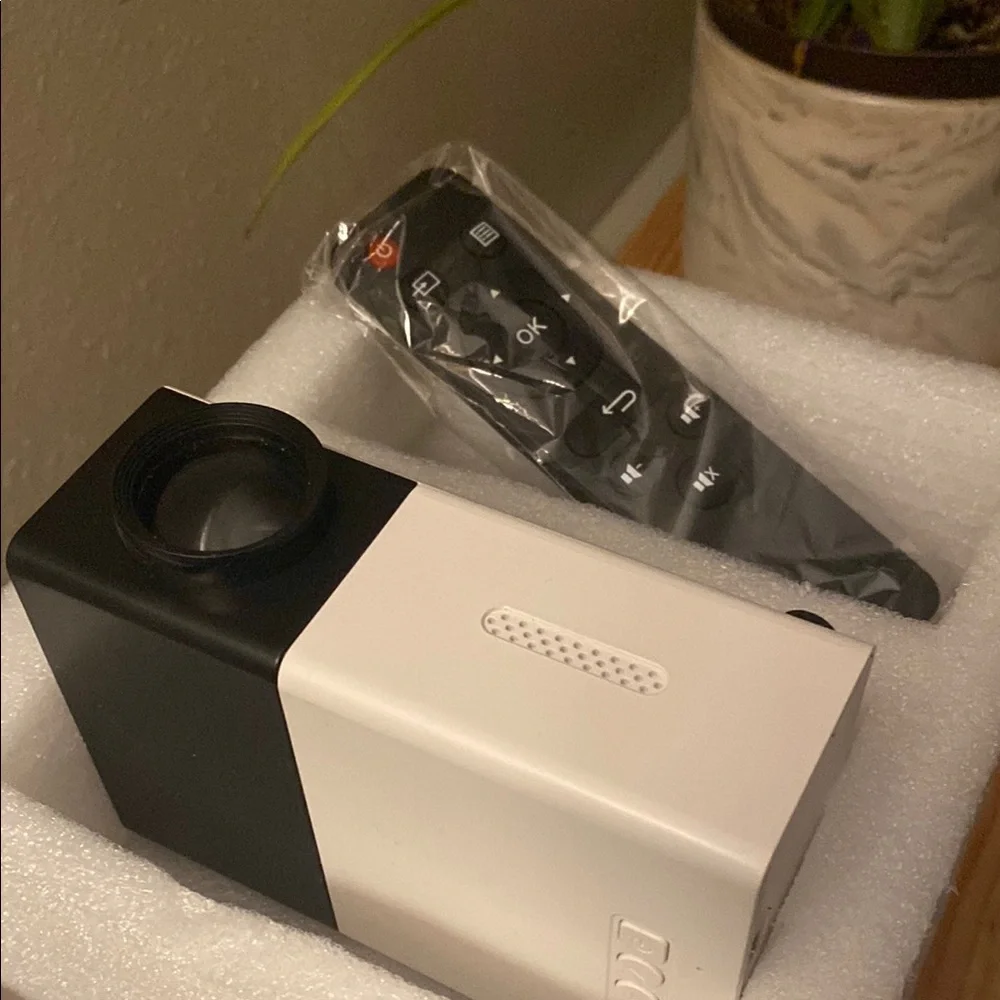 Mini Projector with Remote - Picture 3 of 8